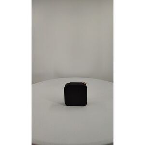 Quince Women Black Zip Case Bags One Size - missing handle tab